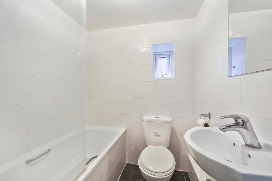 Flat Fawley Road in Greater London