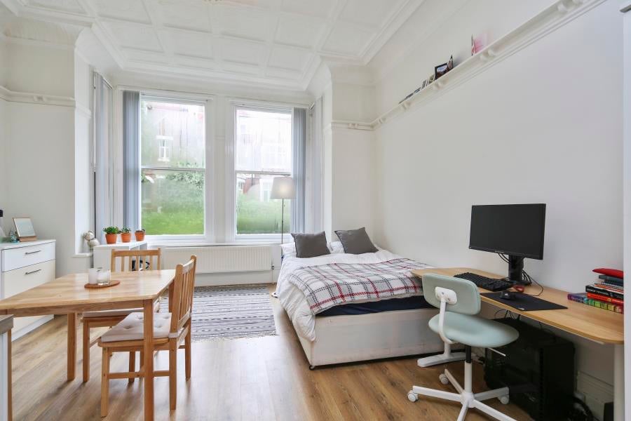 Flat Fawley Road in Greater London