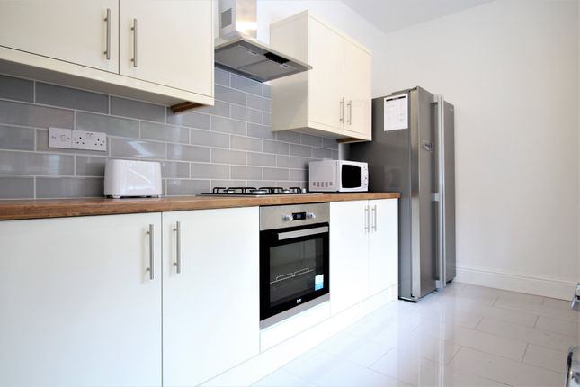 Room Ellys Road in Coventry