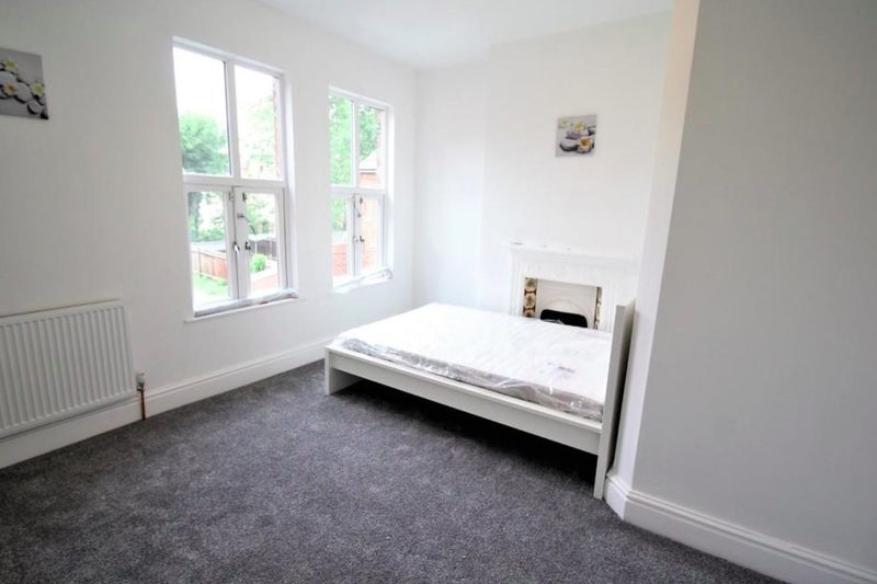 Room Ellys Road in Coventry