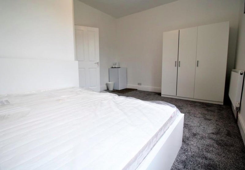 Room Ellys Road in Coventry