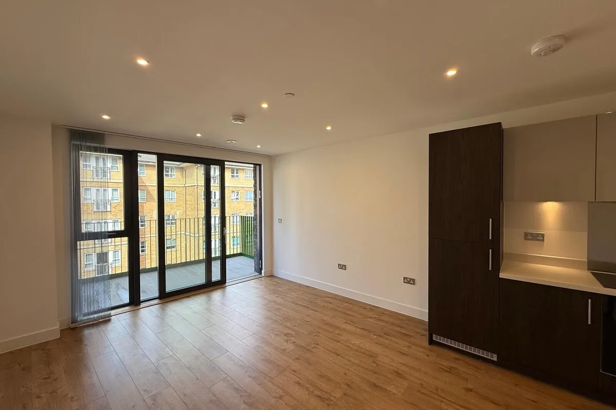 Flat Rookery Way in Greater London