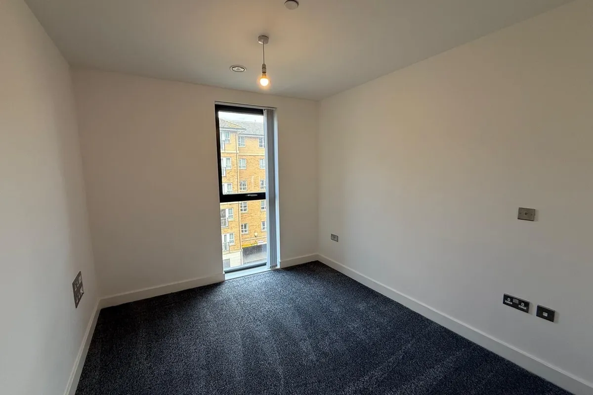 Flat Rookery Way in Greater London