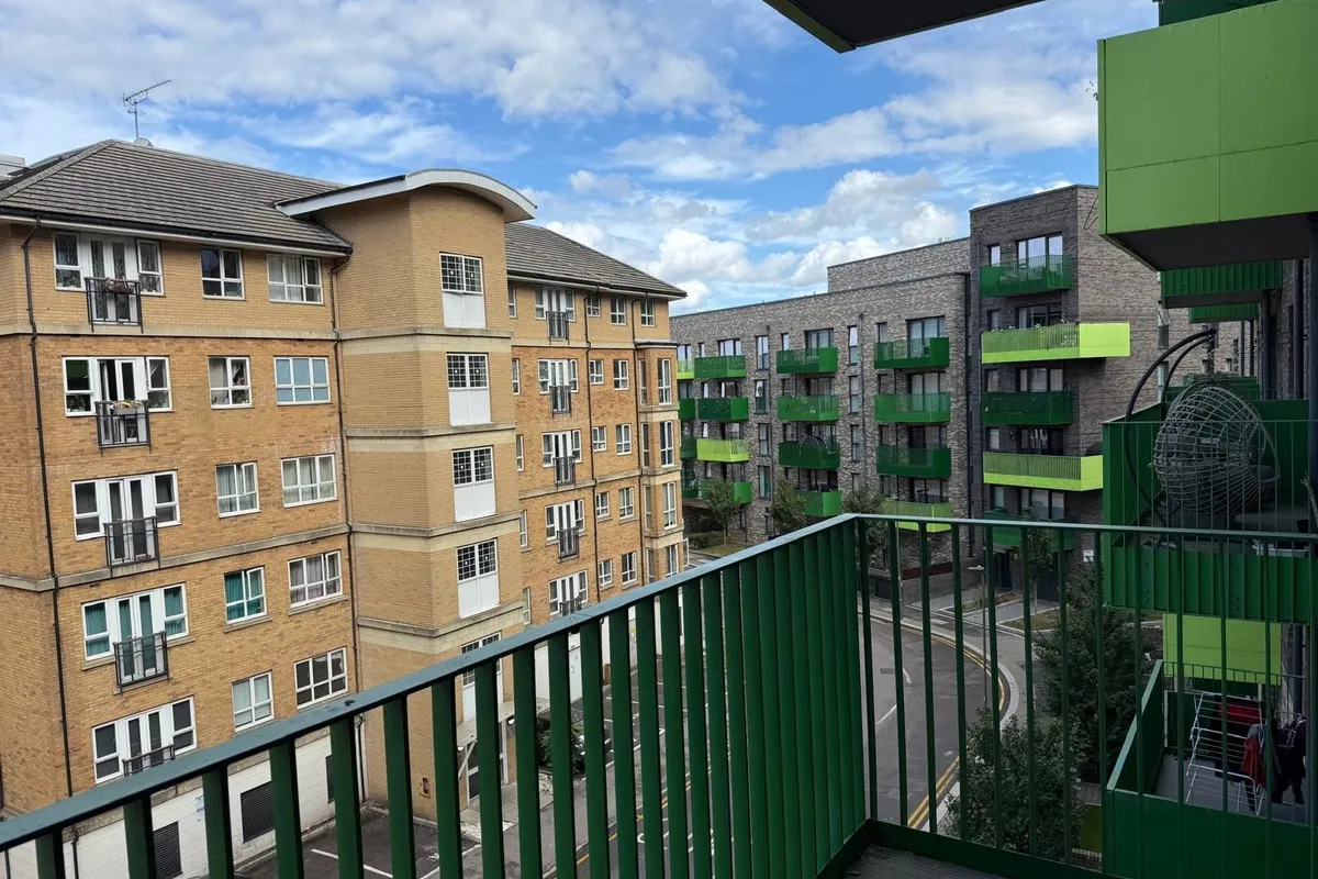 Flat Rookery Way in Greater London