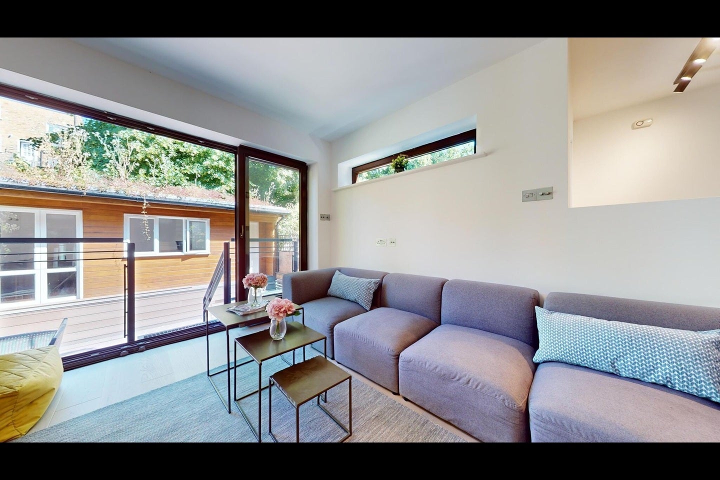 Flat Loveridge Road in Greater London