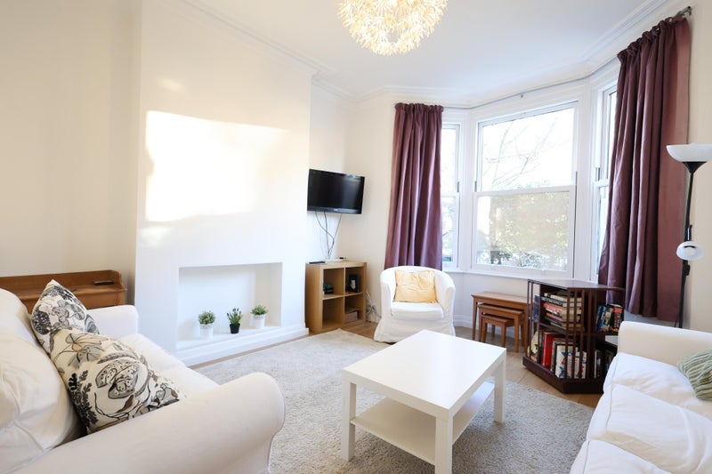 Room Nascot Street in Greater London
