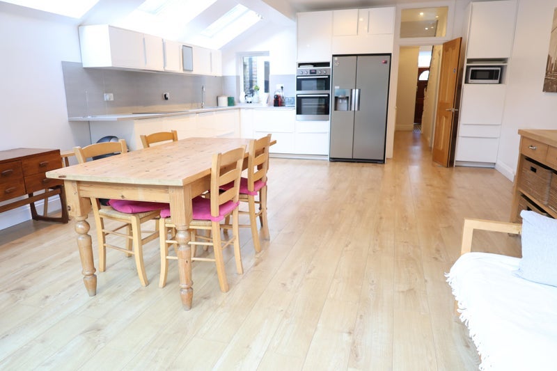 Room Nascot Street in Greater London