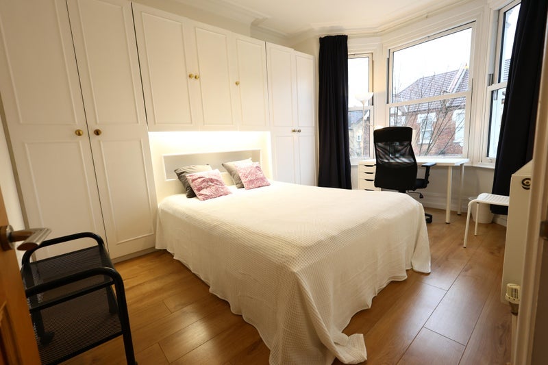 Room Nascot Street in Greater London
