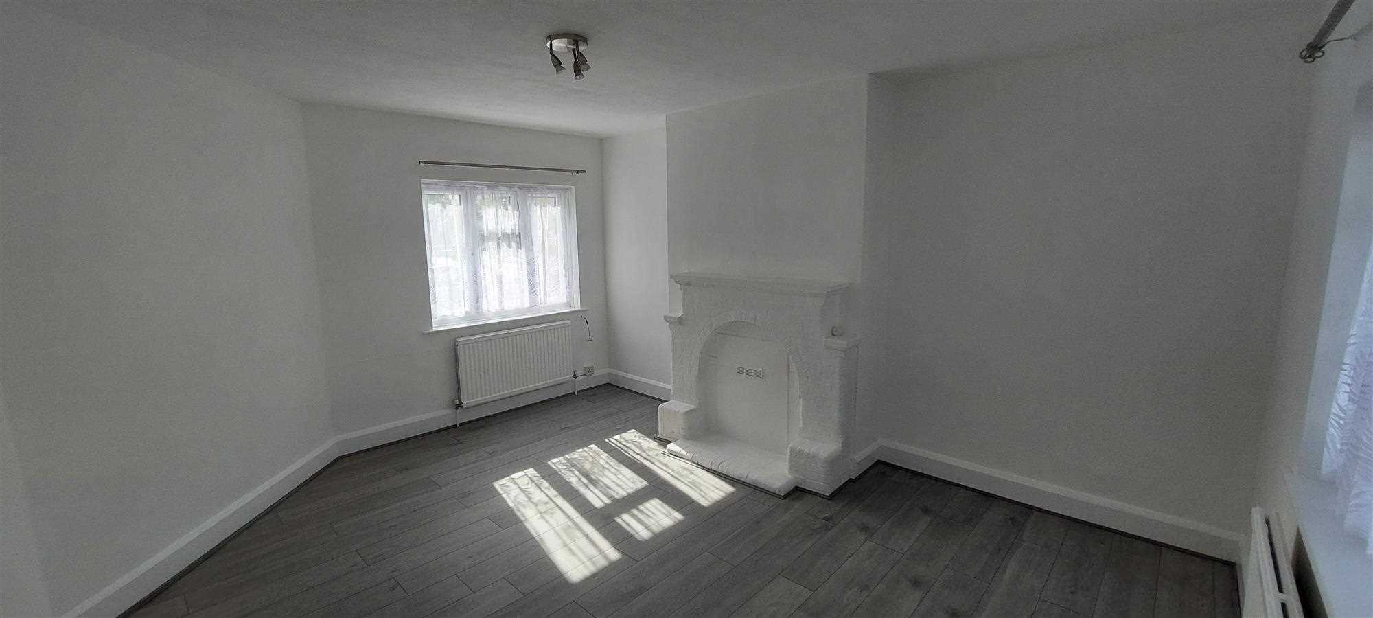 Flat Elthorne Road in Greater London
