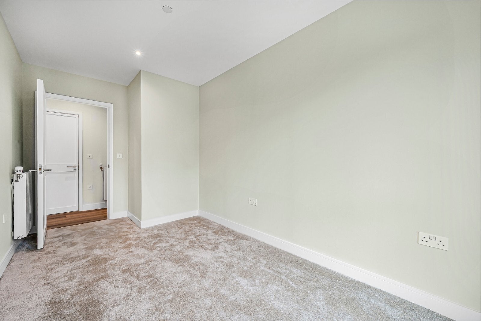 Flat Brooklands Park in Greater London
