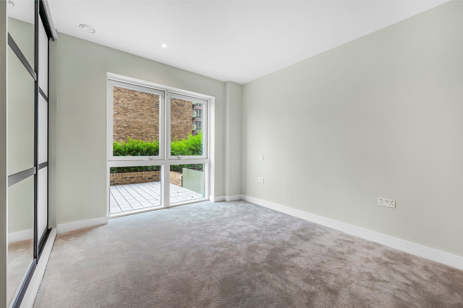 Flat Brooklands Park in Greater London