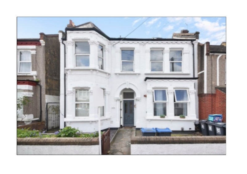 Flat Lyveden Road in Greater London