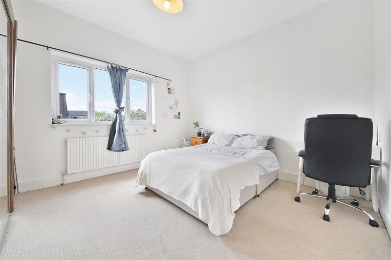 Flat Lyveden Road in Greater London