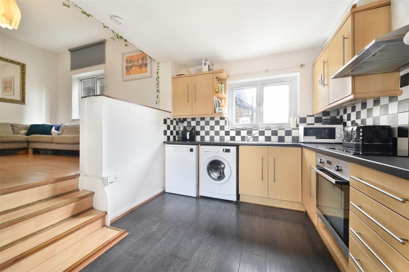 Flat Lyveden Road in Greater London