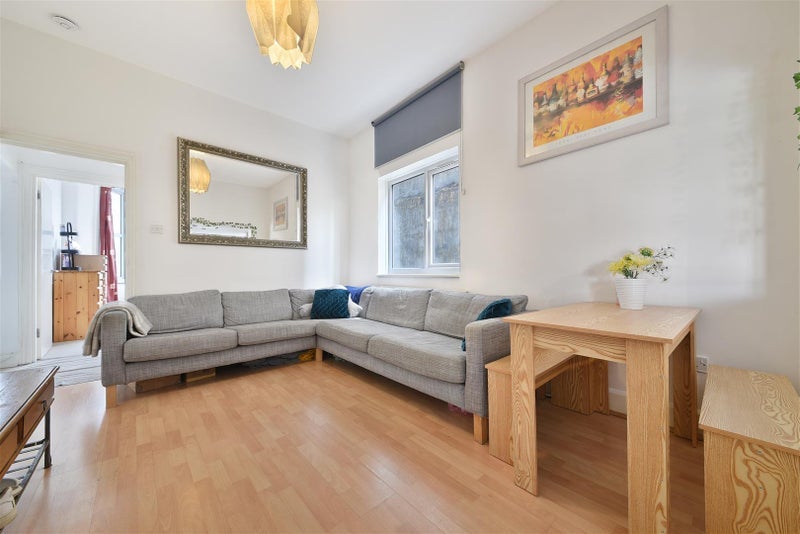 Flat Lyveden Road in Greater London