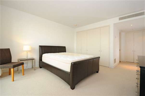 Flat Westferry Circus in Greater London