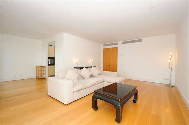 Flat Westferry Circus in Greater London