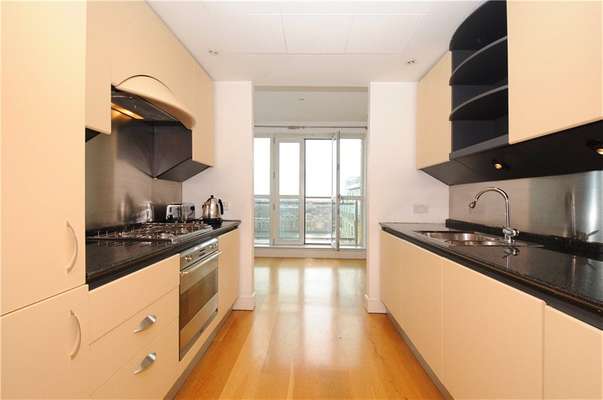 Flat Westferry Circus in Greater London