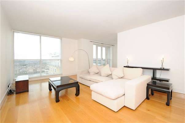 Flat Westferry Circus in Greater London
