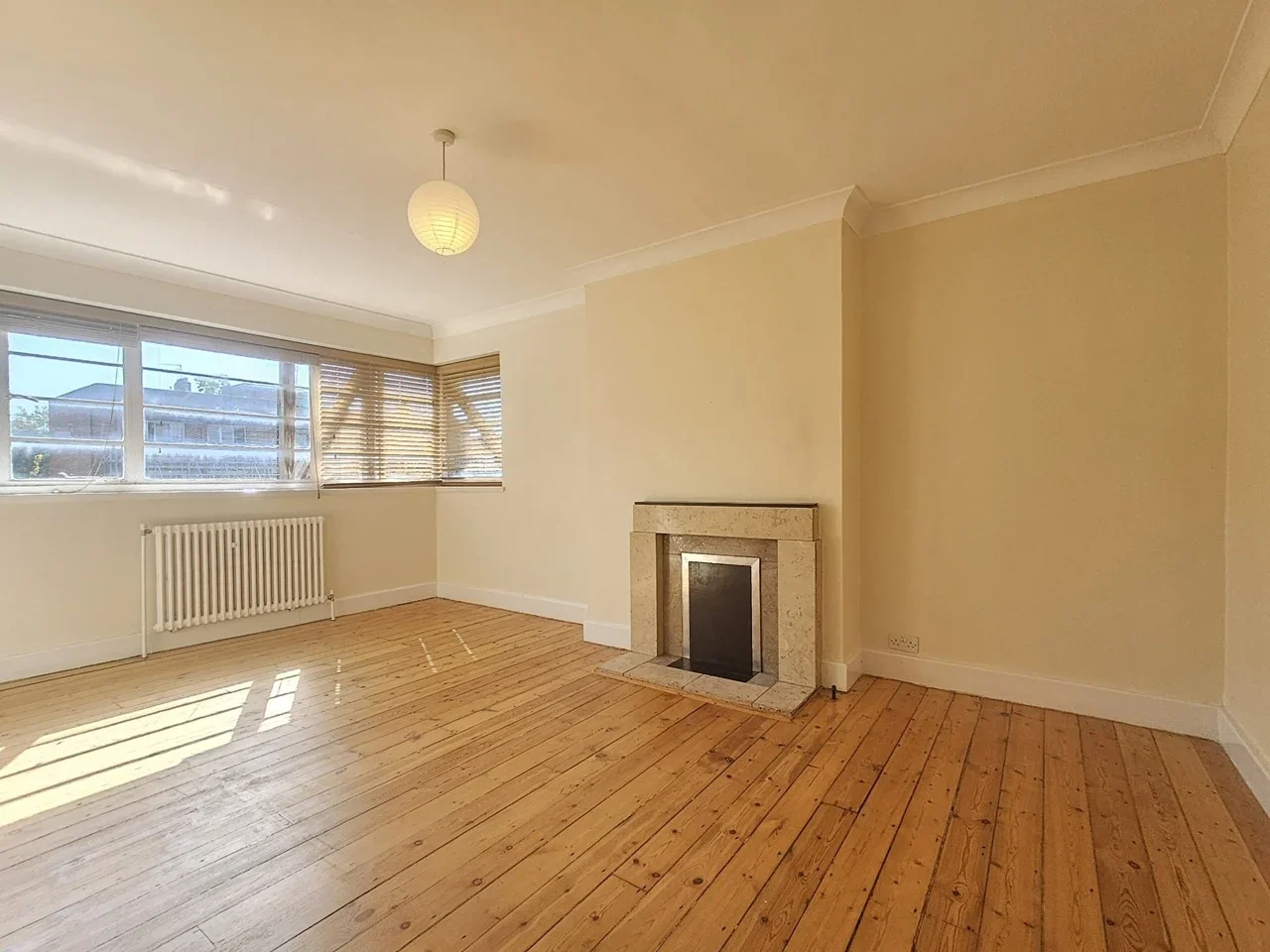Flat Dorchester Court in Greater London