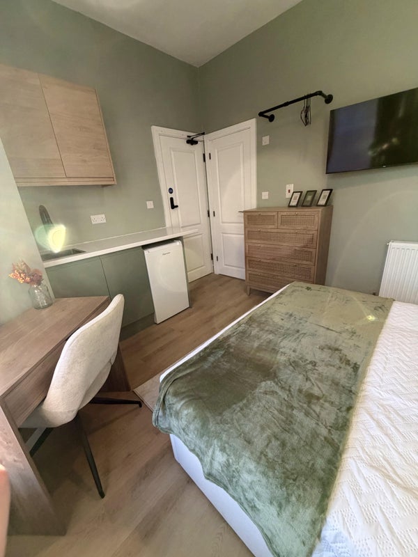 Room Brookland Road West in Liverpool