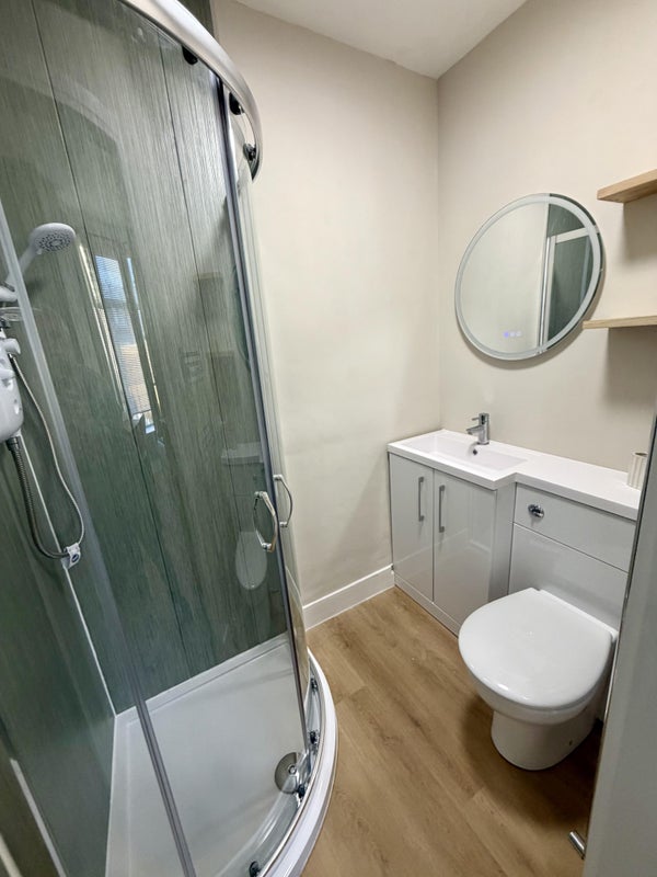 Room Brookland Road West in Liverpool