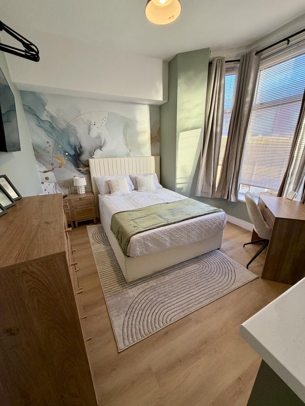 Room Brookland Road West in Liverpool
