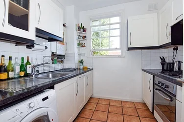 Flat Clifton Crescent in Greater London