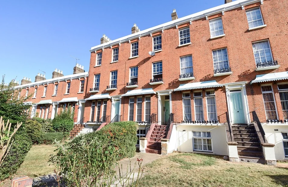 Flat Clifton Crescent in Greater London