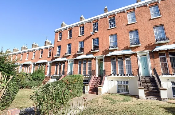 Flat Clifton Crescent in Greater London
