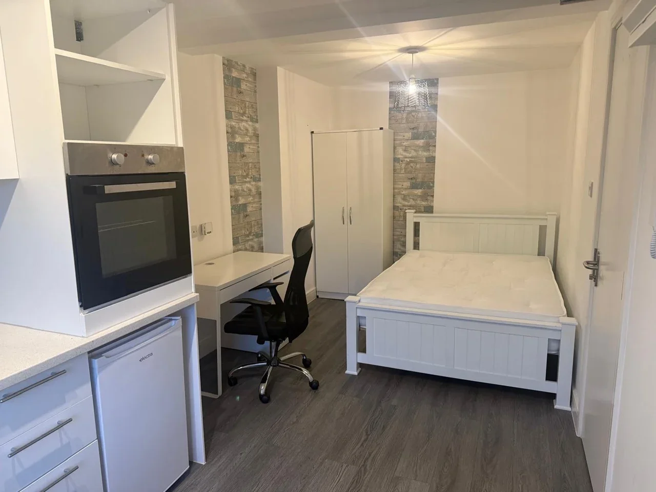 Room Camberwell Road in Greater London