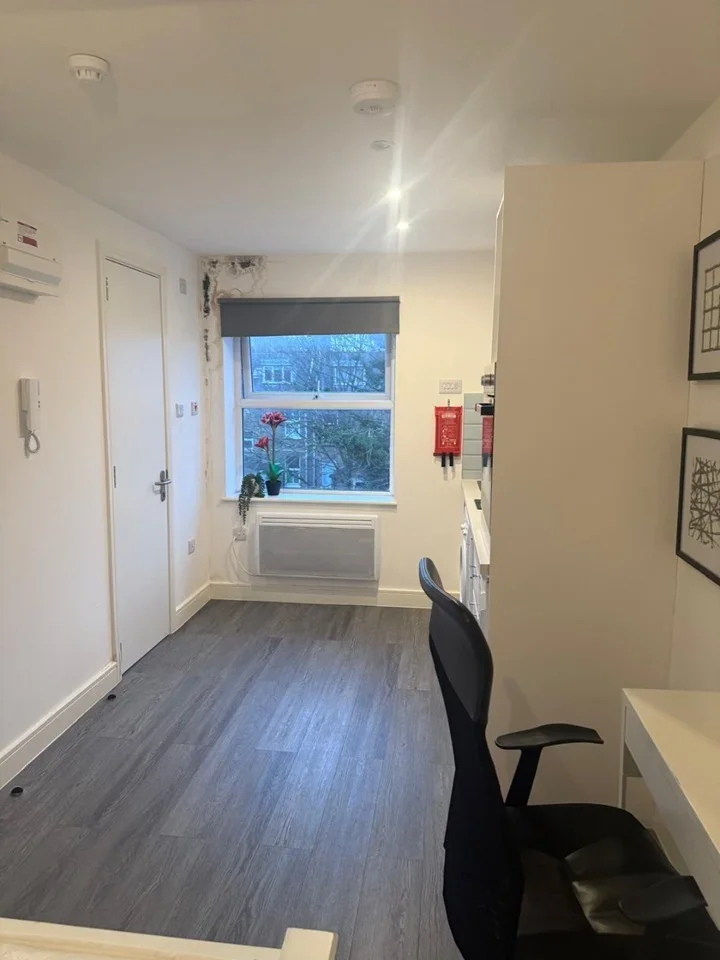 Room Camberwell Road in Greater London