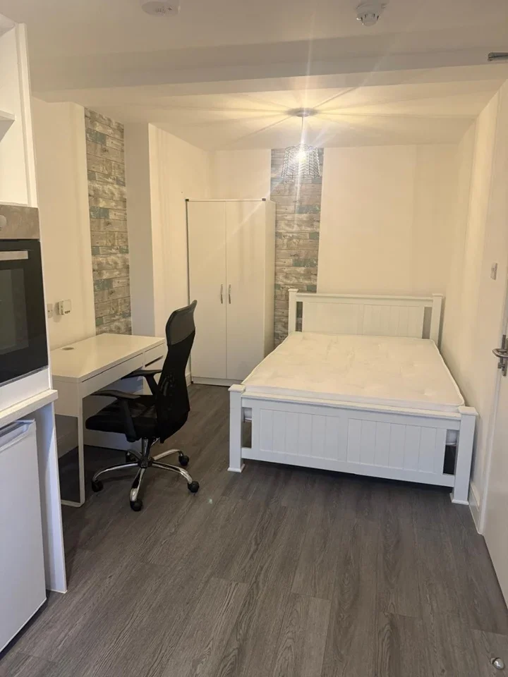 Room Camberwell Road in Greater London
