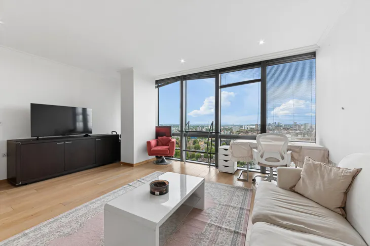 Flat Hertsmere Road in Greater London