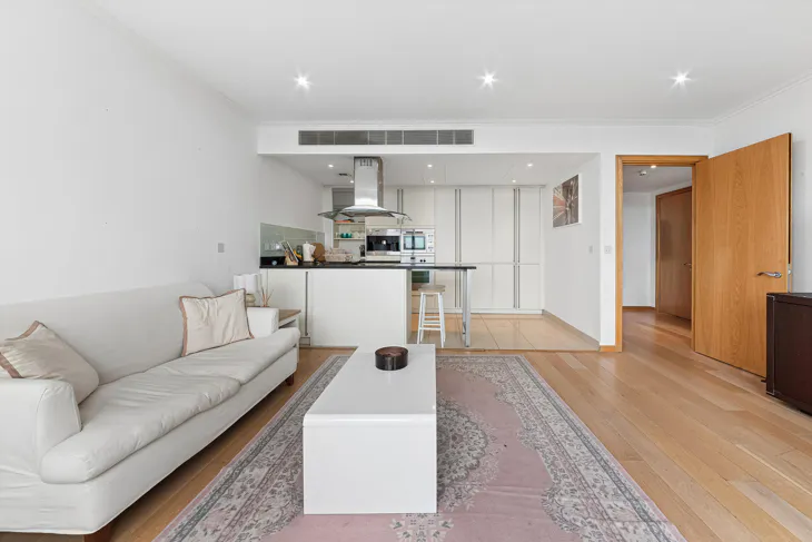 Flat Hertsmere Road in Greater London