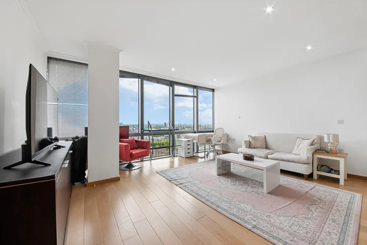 Flat Hertsmere Road in Greater London