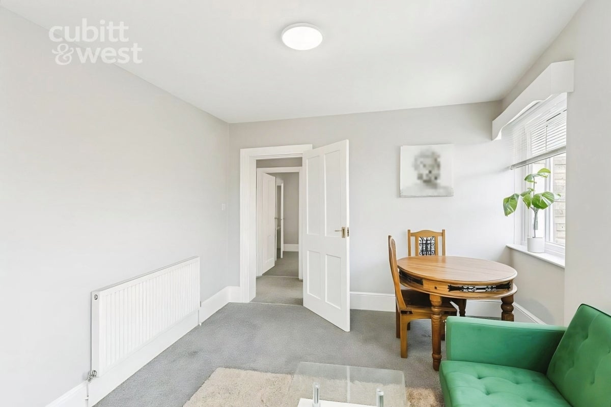 Flat Whitestone Way in Greater London