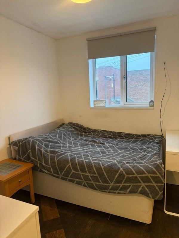 Room Barnsley Road in Wakefield