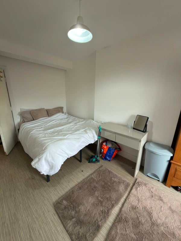 Room Barnsley Road in Wakefield