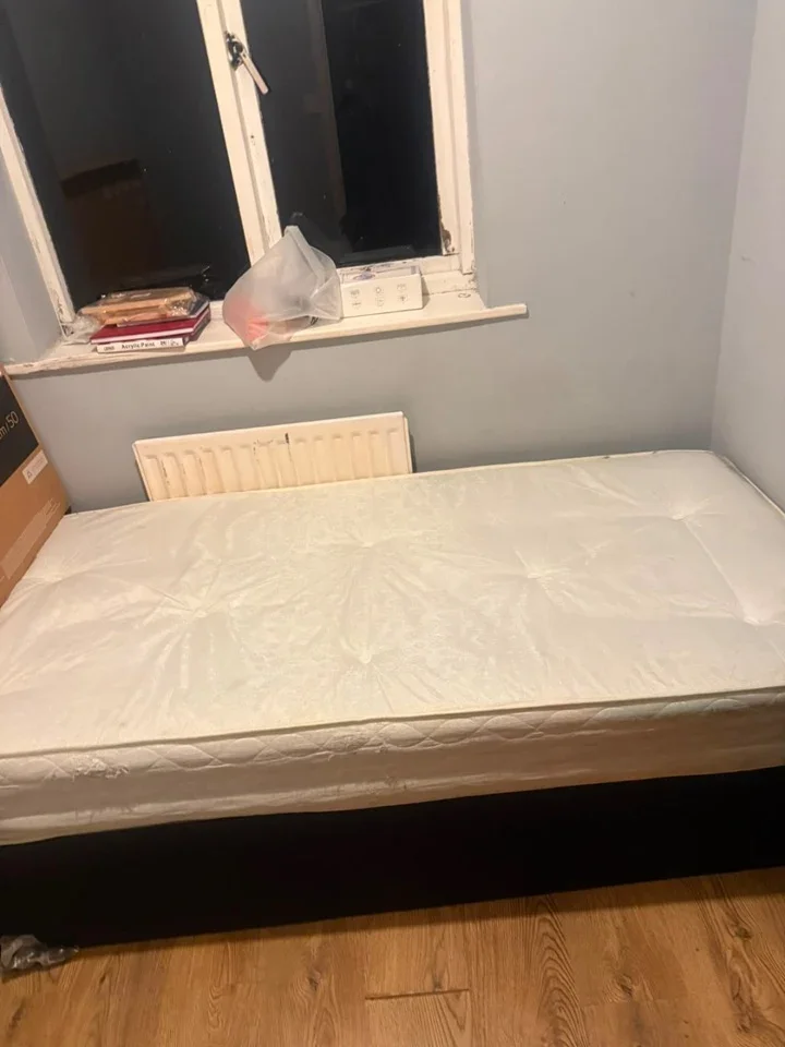 Room Flag Close in Greater London