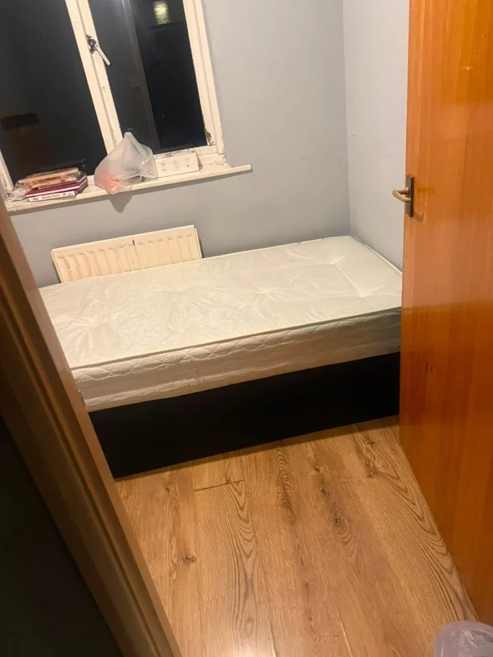 Room Flag Close in Greater London