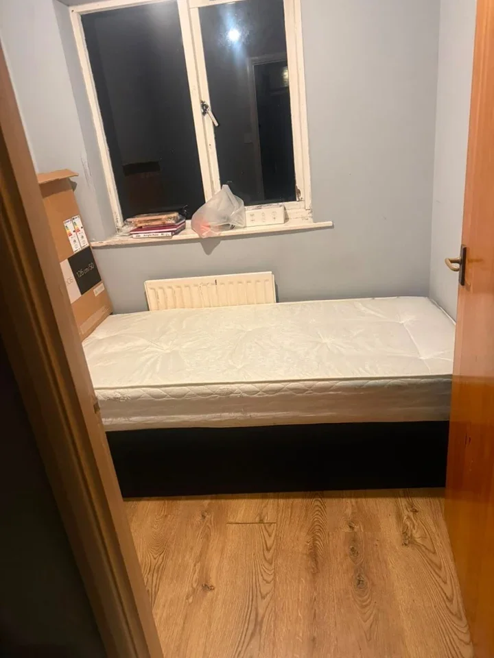 Room Flag Close in Greater London