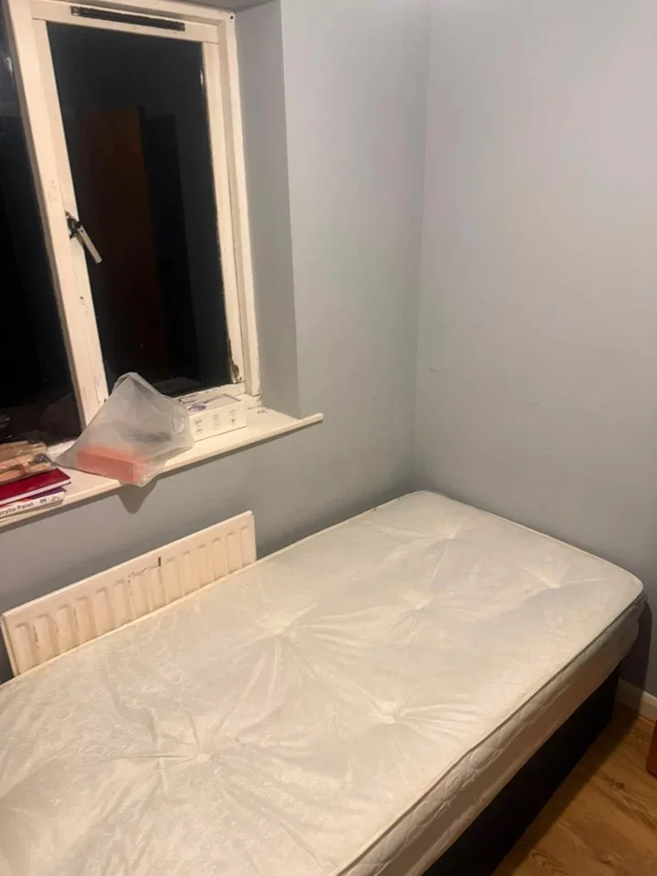 Room Flag Close in Greater London