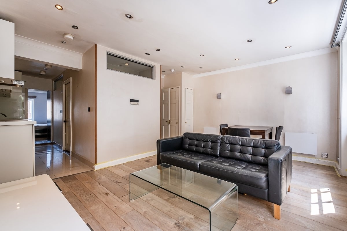 Flat Brompton Square in Greater London