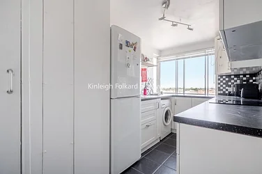Flat Elmfield Road in Greater London