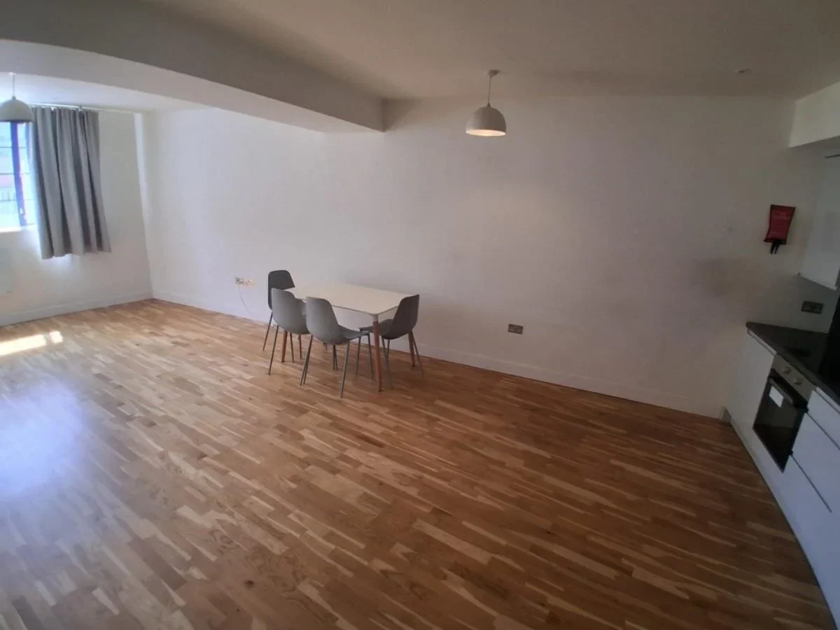 Flat Frith Road in Greater London