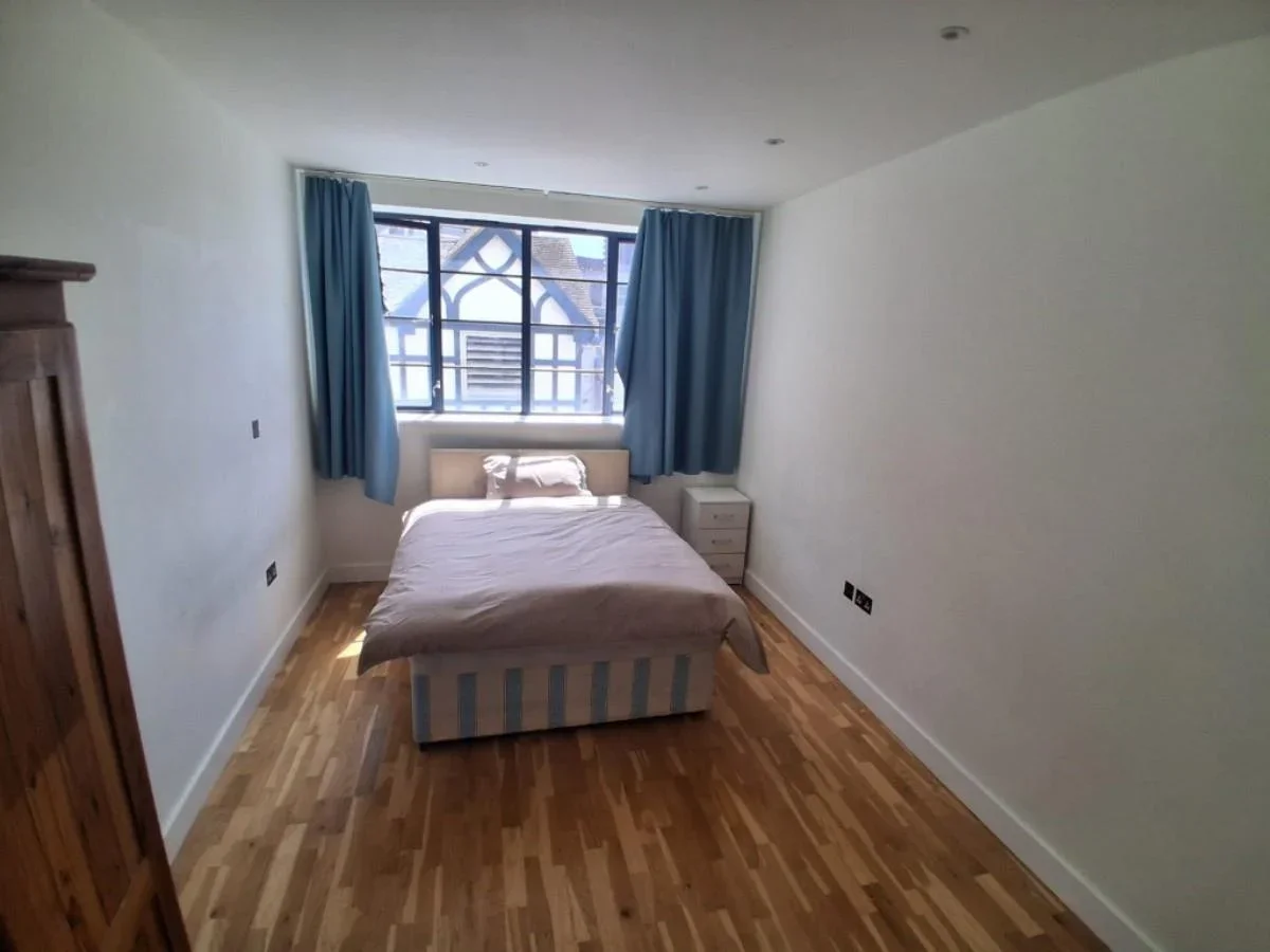 Flat Frith Road in Greater London