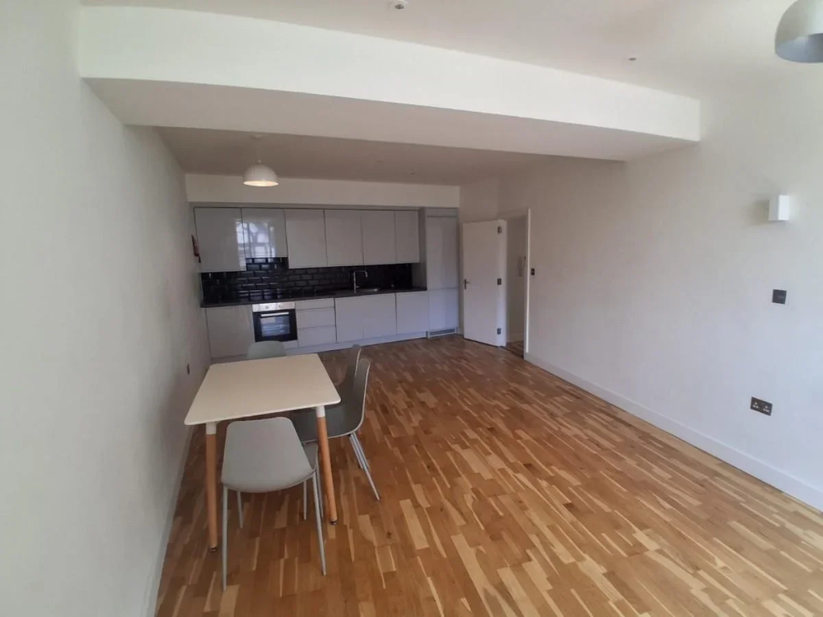 Flat Frith Road in Greater London