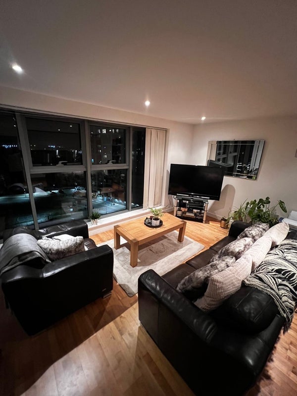 Room William Jessop Way in Liverpool