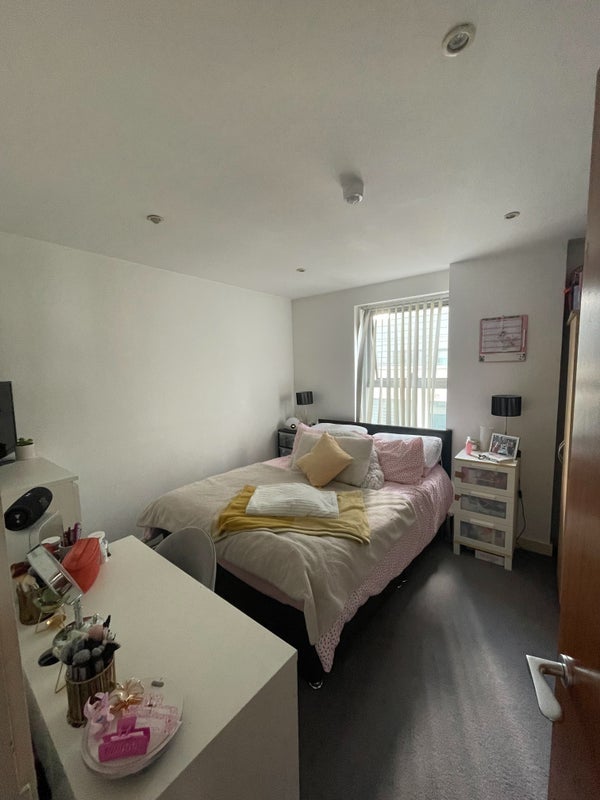 Room William Jessop Way in Liverpool